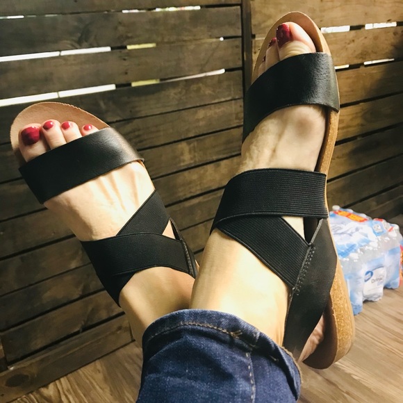 Universal Thread Strappy Sandal - Picture 1 of 3